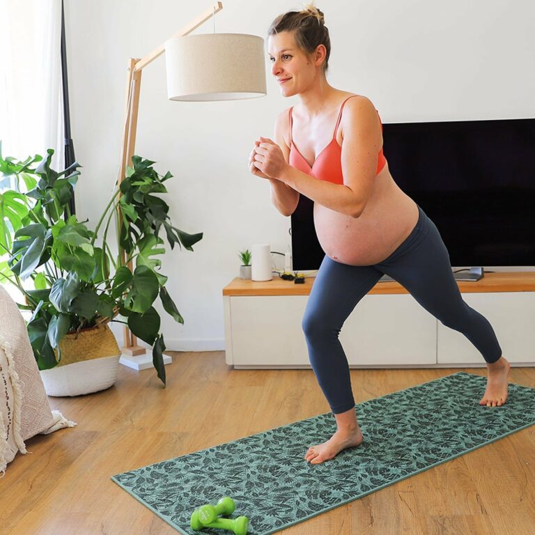 Femmes enceinte en train d'effectuer un mouvement sécurisé de fitness pour rester en forme tout au long de sa grossesse
